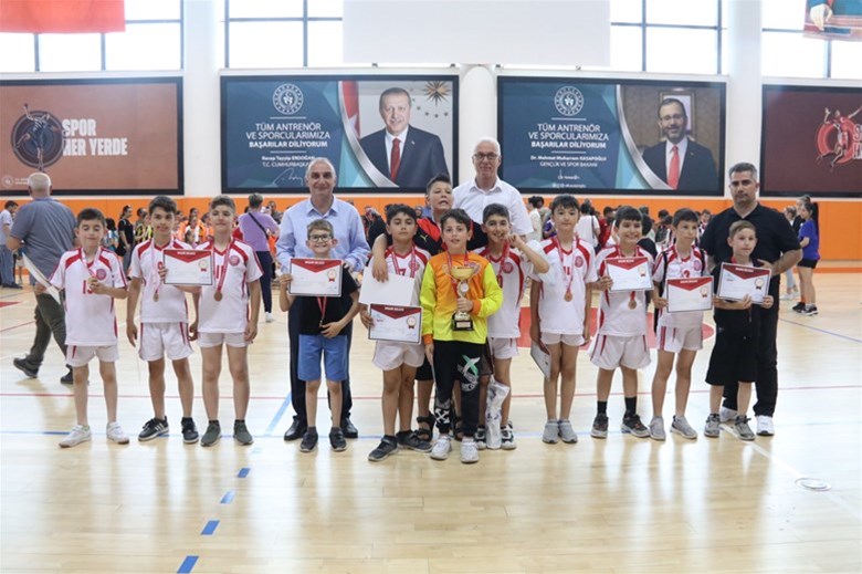 Okul Sporları Minikler Hentbol Müsabakaları Sona Erdi