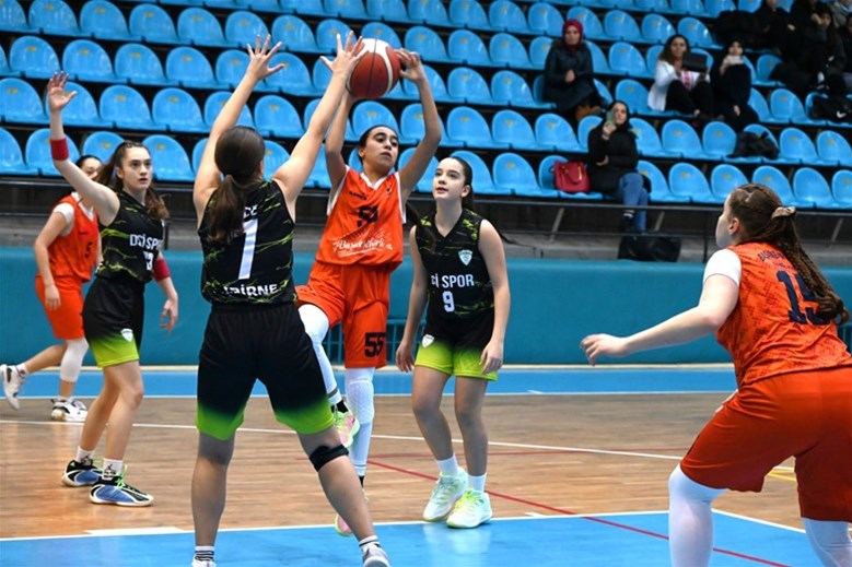 U-14 Kızlar Bölge Şampiyonası 1. Grup Müsabakaları Başladı