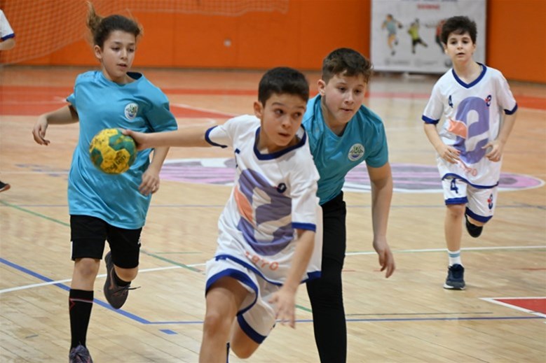 Hentbol Küçük Kız ve Küçük Erkek Grup Müsabakaları Başladı